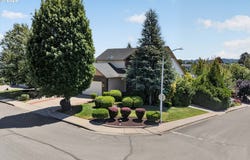 722 E 18TH St, LaCenter, WA 98629