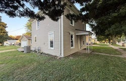 355 N 2nd St, Winthrop, IA 50682