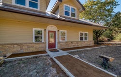 123 Bowie Trl, Luling, TX 78648
