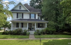 409 E Cypress Street, Charleston, MO 63834