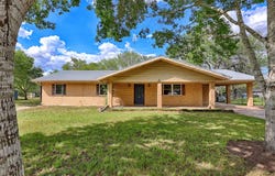 705 S La Grange St, Flatonia, TX 78941