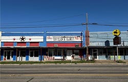 204 E Gassaway Ave, Lott, TX 76656