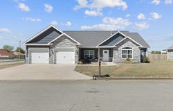 2207 W Greystone Square, Webb City, MO 64870