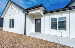 498 E Harper St, Valley Center, KS 67147-8948