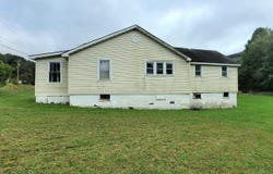 6095 W Midland Trl, Charmco, WV 25958