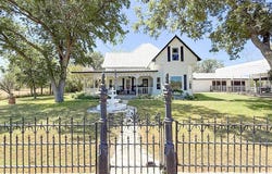 901 ZIG ZAG AVE, Devine, TX 78016