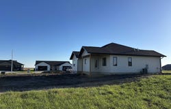 1625 Juneau Pl SE, Orange City, IA 51041
