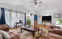811 Valley Ct, CenterPoint, IA 52213