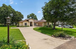 410 Pinehurst Dr, New Ulm, TX 78950