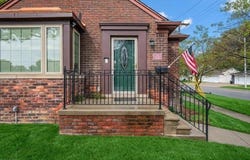 1292 Vernier Road, Grosse Pointe Woods, MI 48236