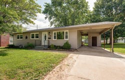 1520 S Carnation Drive, Aurora, MO 65605