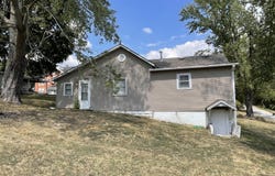 109 E Lillian Avenue E, Crane, MO 65633
