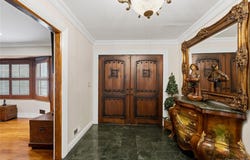50 Flamingo Road, Roslyn, NY 11576