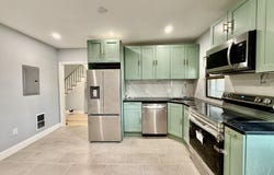 15 Berwick St, Melrose, MA 02176