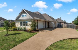324 Stone Manor Drive, McGregor, TX 76657