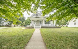1003 Division St, Hull, IA 51239