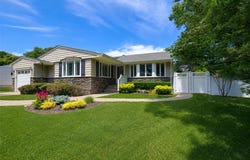 7 Talbot Lane, Smithtown, NY 11787