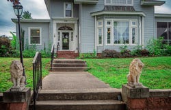 208 4th St, Carmi, IL 62821