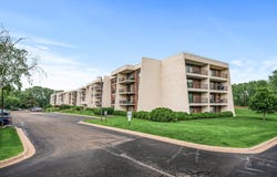 2455 Londin Lane E, Maplewood, MN 55119