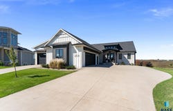 201 S Boathouse Cir, Sioux Falls, SD 57107
