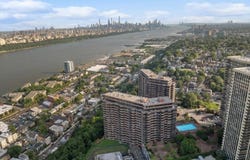 100 Carlyle Dr, Cliffside Park Boro, NJ 07072-1813