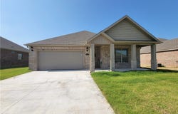 1041 Skyline Loop, Centerton, AR 72719