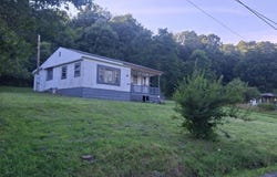 607 Settlement Dr, Charmco, WV 25958