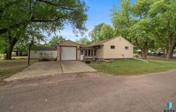 400 S Juniper Ave, Marion, SD 57043