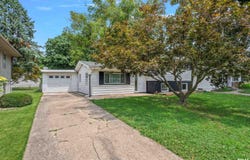 28 BEL AIRE Drive, Springfield, IL 62703