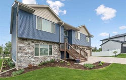 905 Carl Ct, Solon, IA 52333