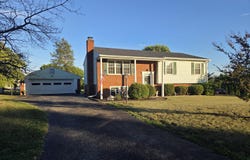 1055 Broadhill Dr, Vinton, VA 24179
