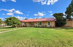 917 16th St, Seagraves, TX 79359
