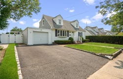 5 Mayfair Lane, Hicksville, NY 11801