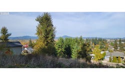 1 Queens Ave, Creswell, OR 97426