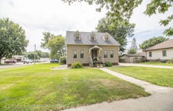 1332 1st St, Hull, IA 51239