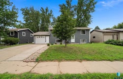 5713 W 49th St, Sioux Falls, SD 57106