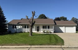 1573 5th Ave SE, Sioux Center, IA 51250
