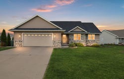 2288 GLEN MEADOWS Circle, DE PERE, WI 54115
