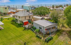 205 E Bay Avenue, Seadrift, TX 77983