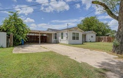 303 LEE DR, Devine, TX 78016