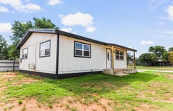 401 E 8th Street, Sundown, TX 79372