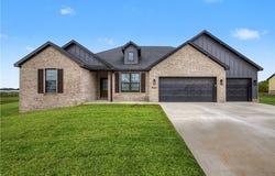 5121 S Pleasant Valley, Gentry, AR 72734