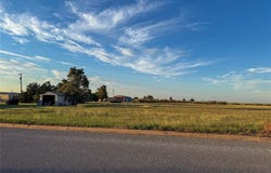 E 1st Street, Leedey, OK 73654
