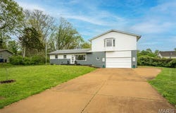 270 E Skyline Drive, Ballwin, MO 63011