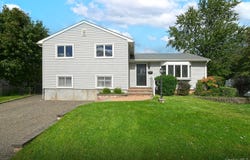 5 Robin Court, Bethpage, NY 11714