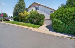 722 E 18TH St, LaCenter, WA 98629