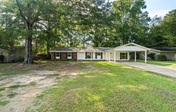 111 Springhill Dr, Hattiesburg, MS 39402