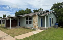 512 Lenora Dr, Taylor, TX 76574