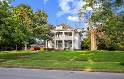 1114 S Houston Avenue, Denison, TX 75021