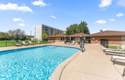 2000 Saint Regis Drive, Lombard, IL 60148
